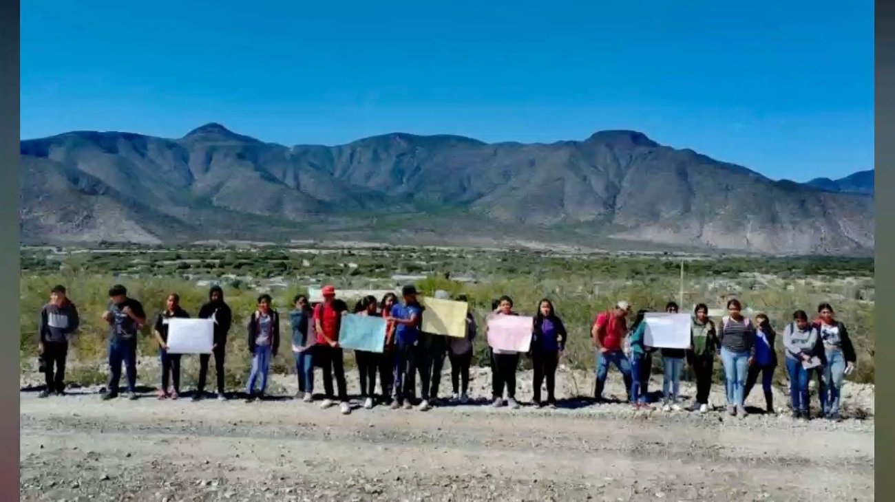 Hacen cadena humana para exigir atender crisis educativa
