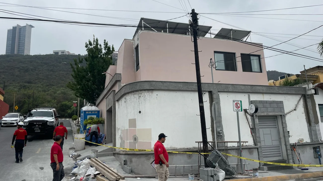 Cae albañil de segundo piso de vivienda en la colonia Loma Larga