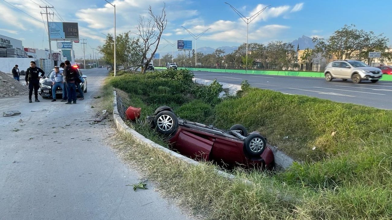 Cae a canalón y vuelca sobre Autopista al Aeropuerto