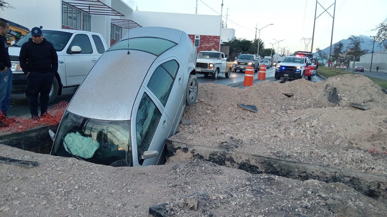 Cae vehículo en zanja; conductor no se percata de obras