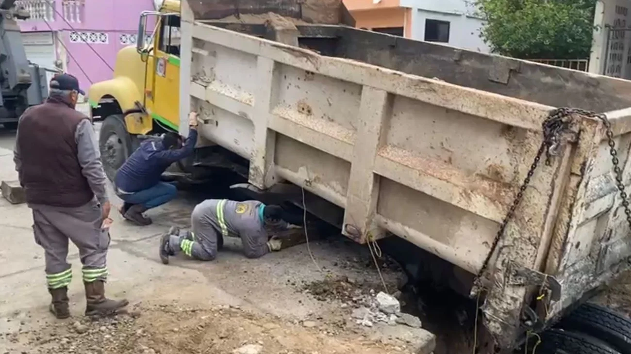 Camión queda atrapado tras ser devorado por socavón