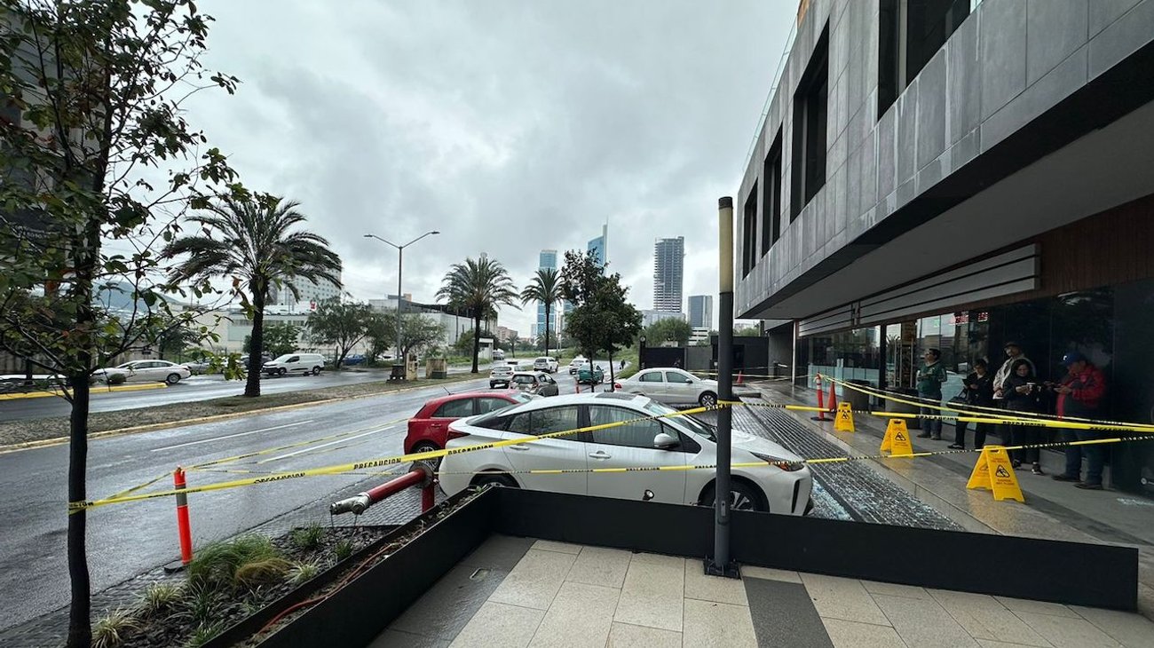 Caen cristales de edificio Magma Towers sobre autos