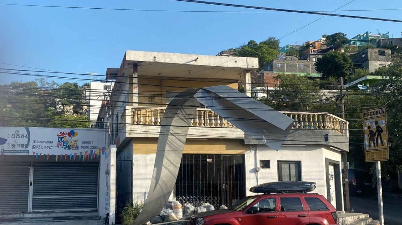 Cae estructura sobre cableado de alta tensión en Monterrey 