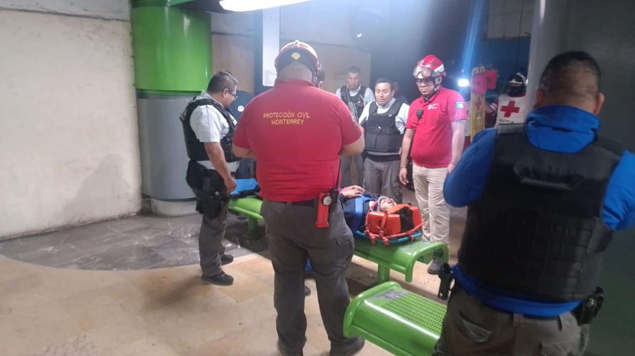 Cae hombre en estado de ebriedad de escaleras de puente 