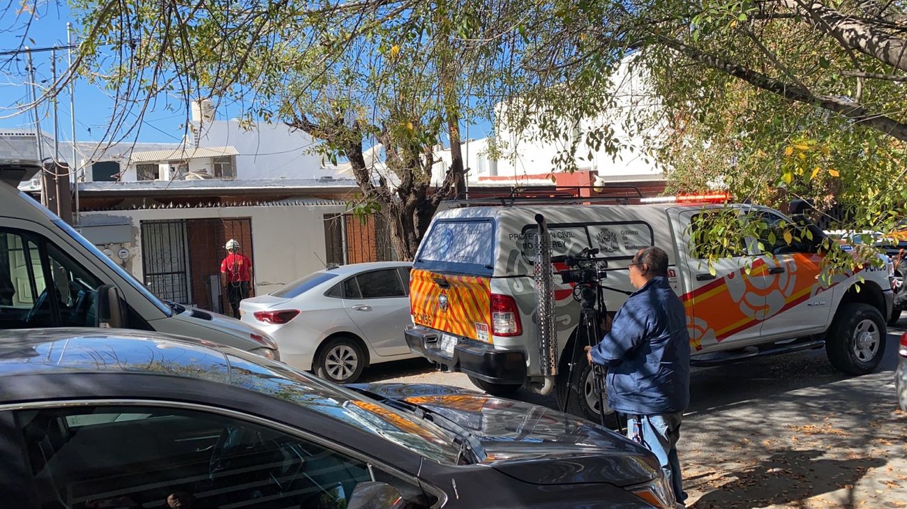 Mujer se sienta en tragaluz y cae al vacío en Monterrey