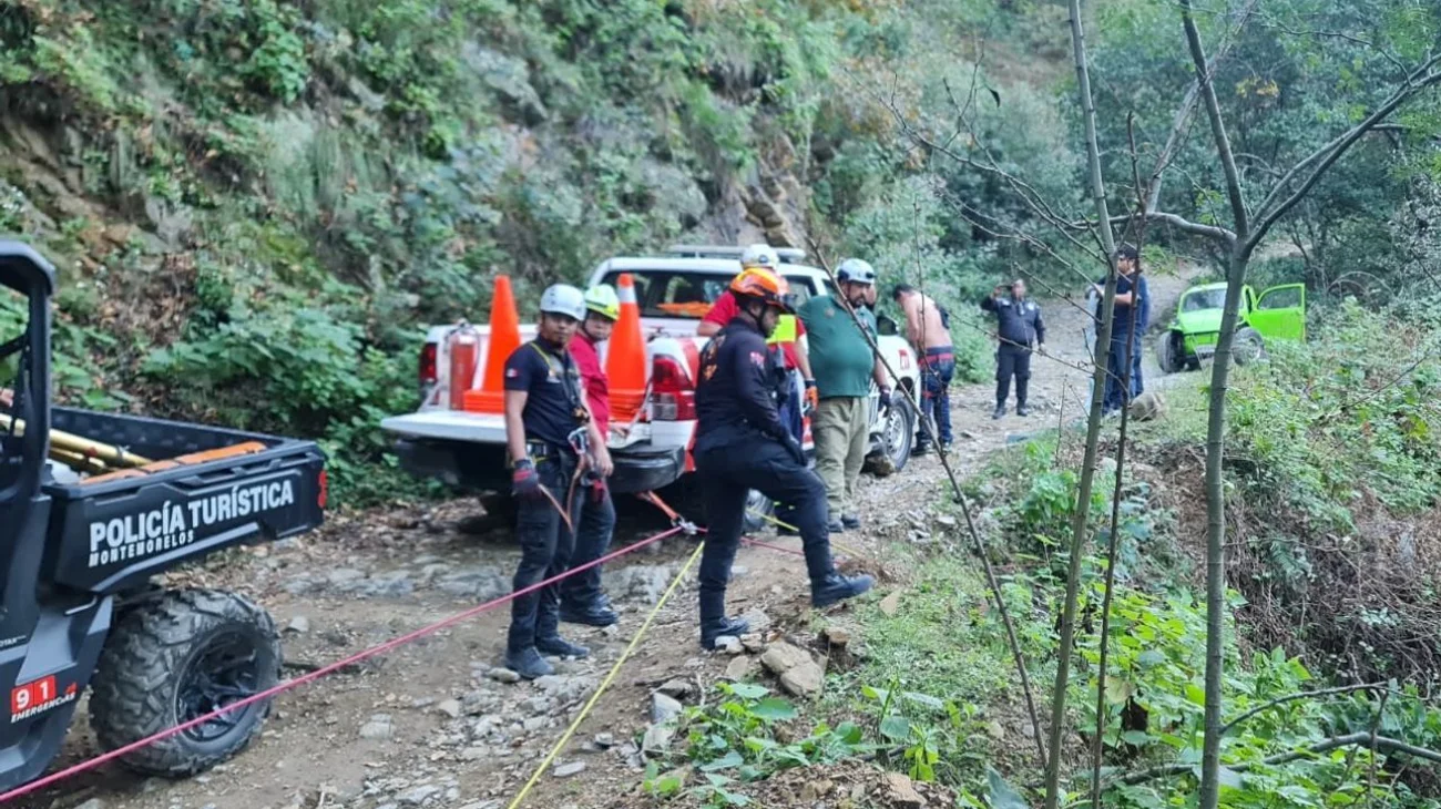 Caen dos personas a barranco de 150 metros y son rescatadas