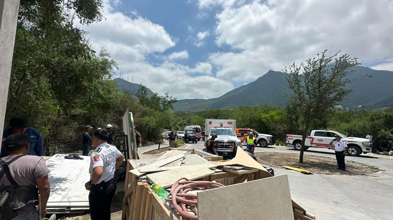 Caen placas de mármol sobre tres trabajadores en San Pedro