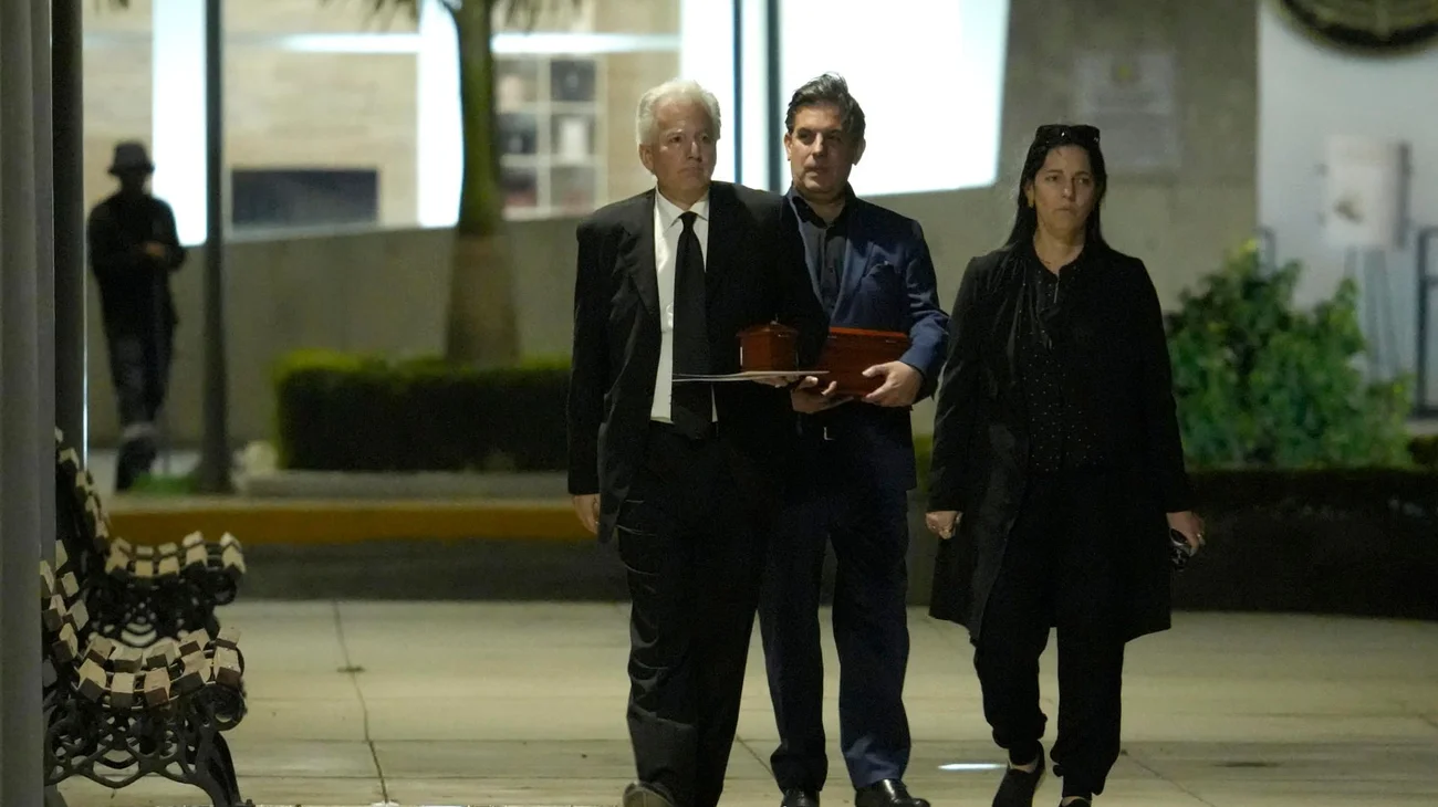 Los restos de Mario Vargas Llosa son entregados a sus tres hijos