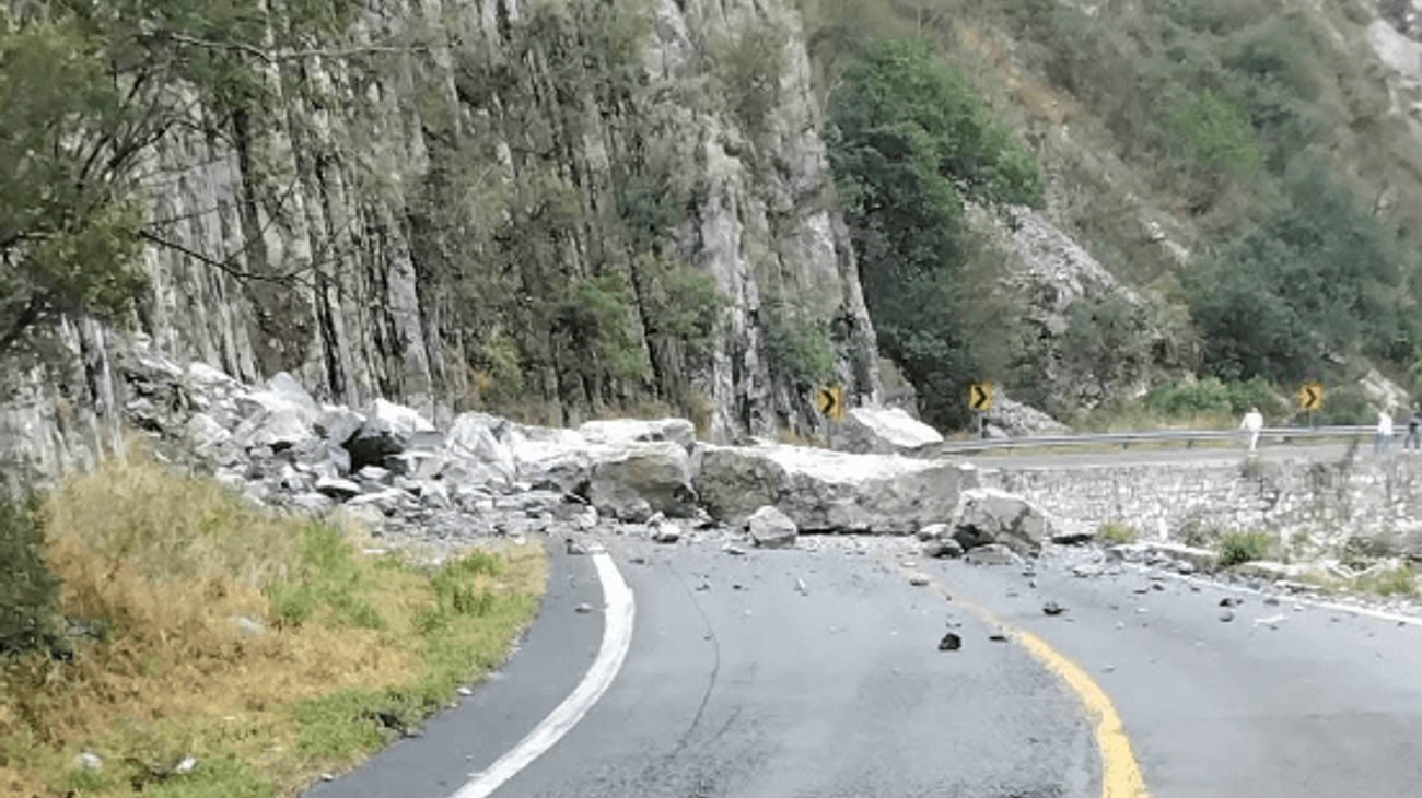 Cierran carretera a Iturbide por deslave y densa neblina