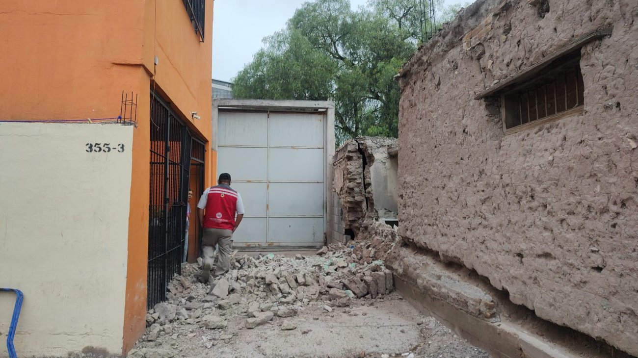 Colapsa barda en vivienda antigua de Saltillo por lluvias