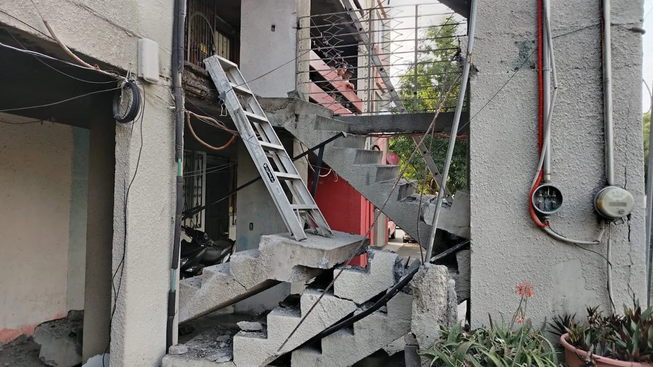 Colapsan escaleras de departamentos; evacuan a 26 personas