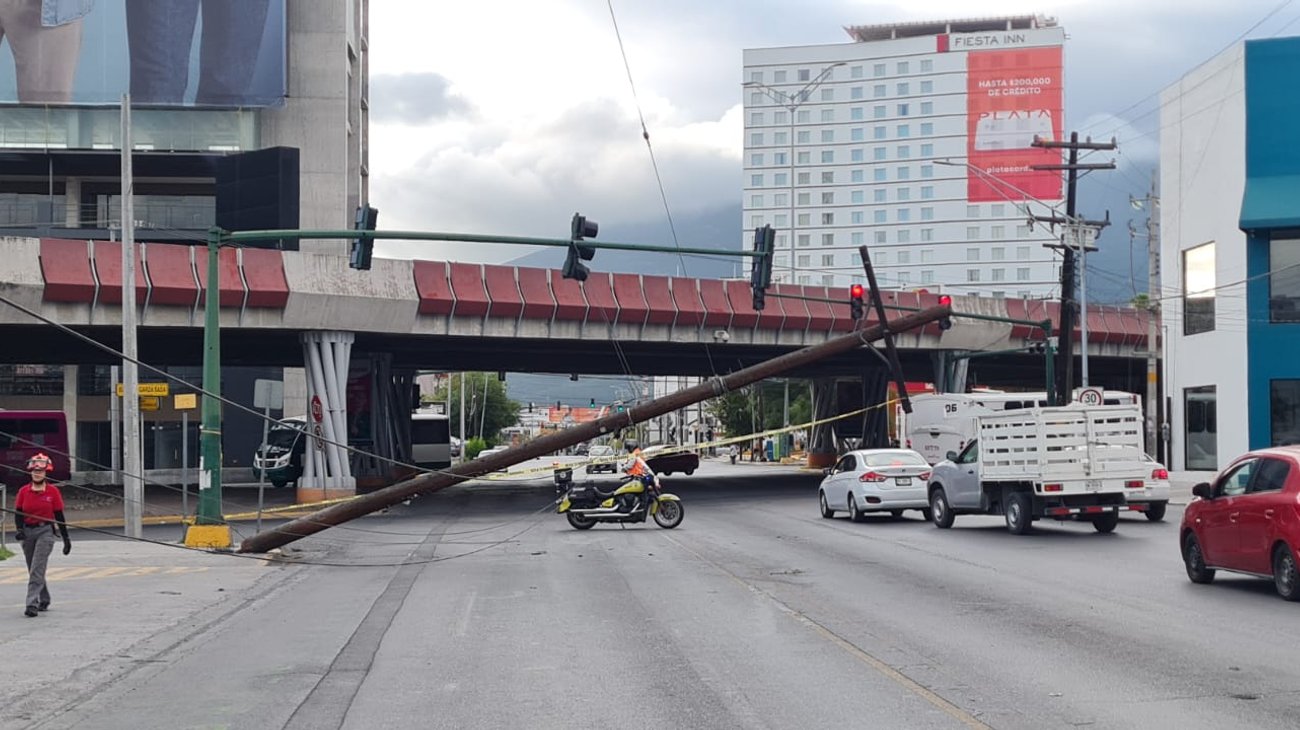 Cae poste y obstruye vialidad al sur de Monterrey