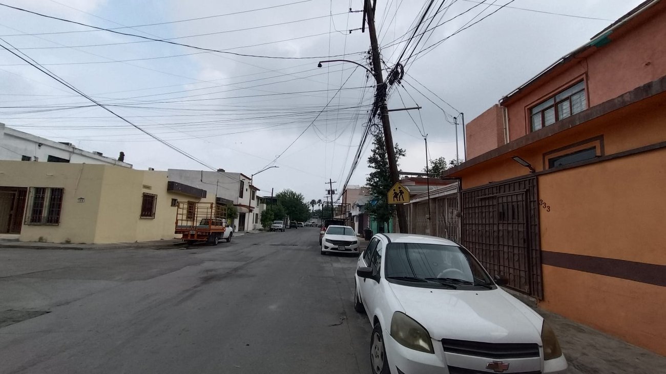 Reportan cuatro postes a punto de caer en Guadalupe 