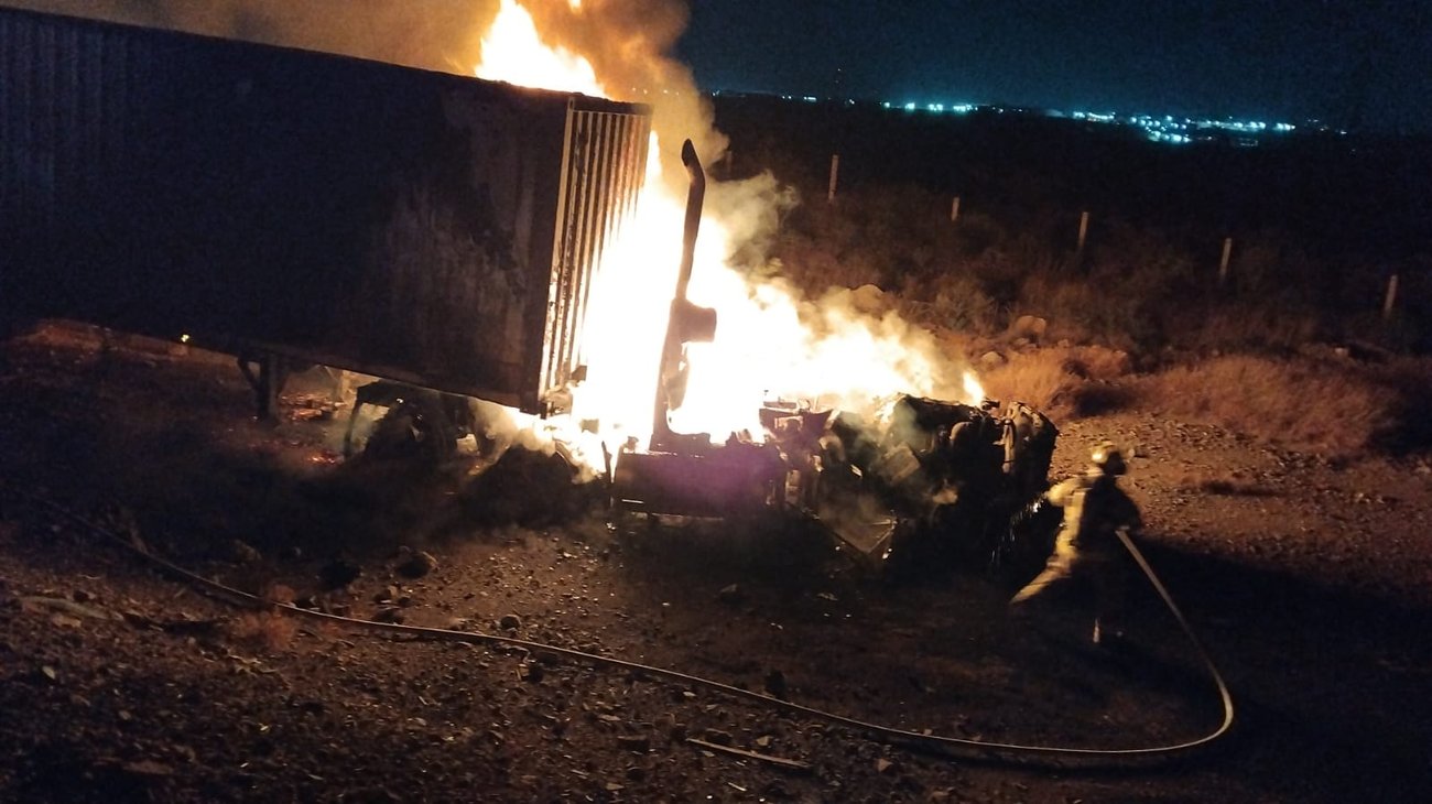 Tráiler se sale del camino en el Libramiento Norponiente