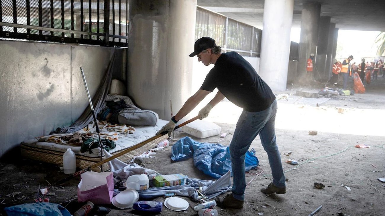 Desmontan campamentos de personas sin hogar en California