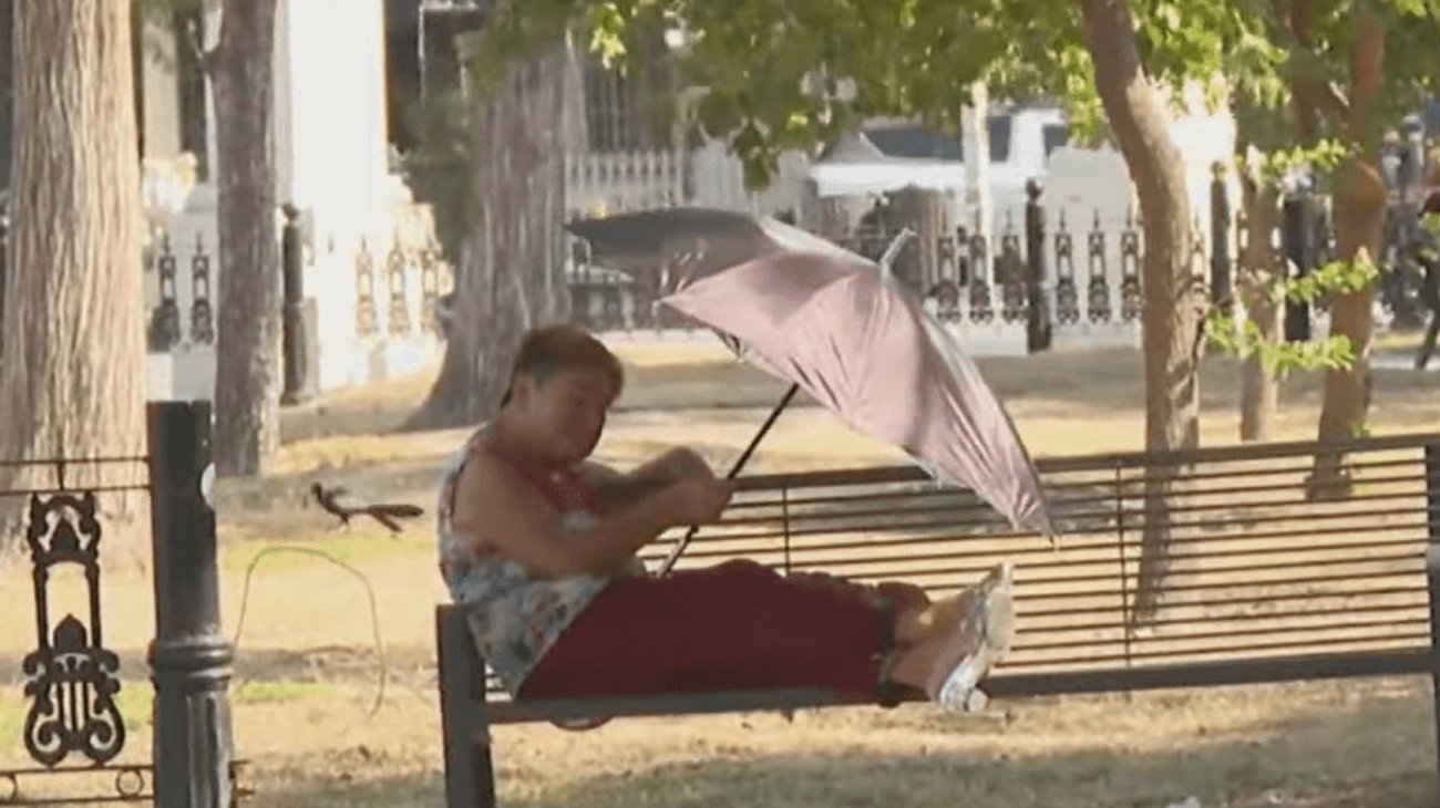 Regios mitigan altas temperaturas para evitar golpe de calor