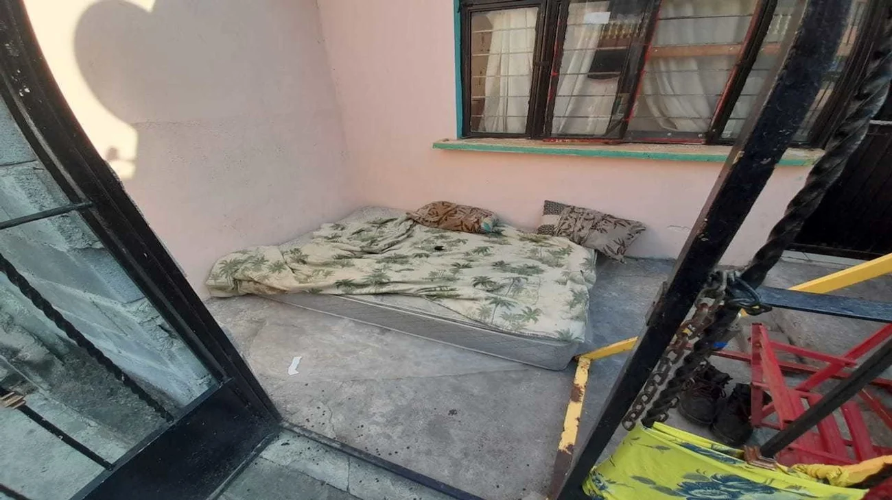 Se arriesgan a dormir en el porche ante la falta de luz