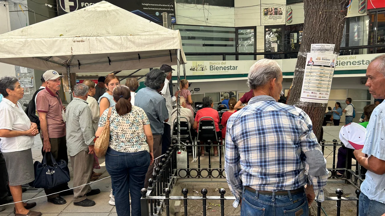 Enfrentan calor y largas filas para cobrar pensión del Bienestar