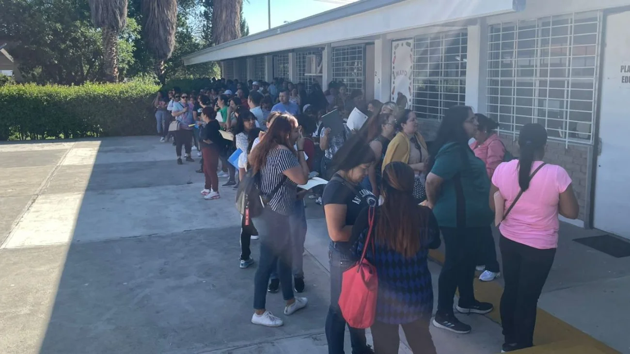 Reportan larga fila en Coahuila para solicitar cambio de escuela