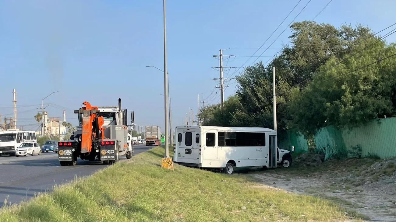 Se sale camión de camino por falla mecánica en García
