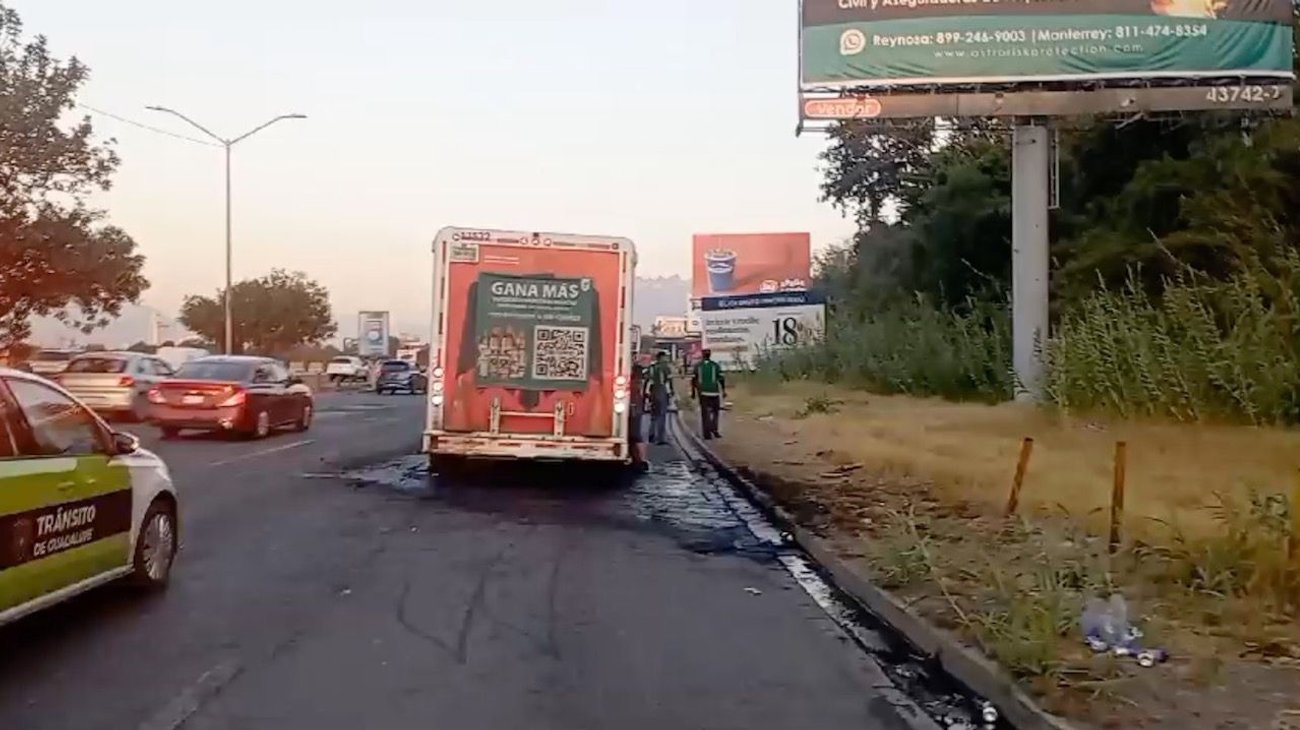 Se incendia camión repartidor de cerveza por falla eléctrica