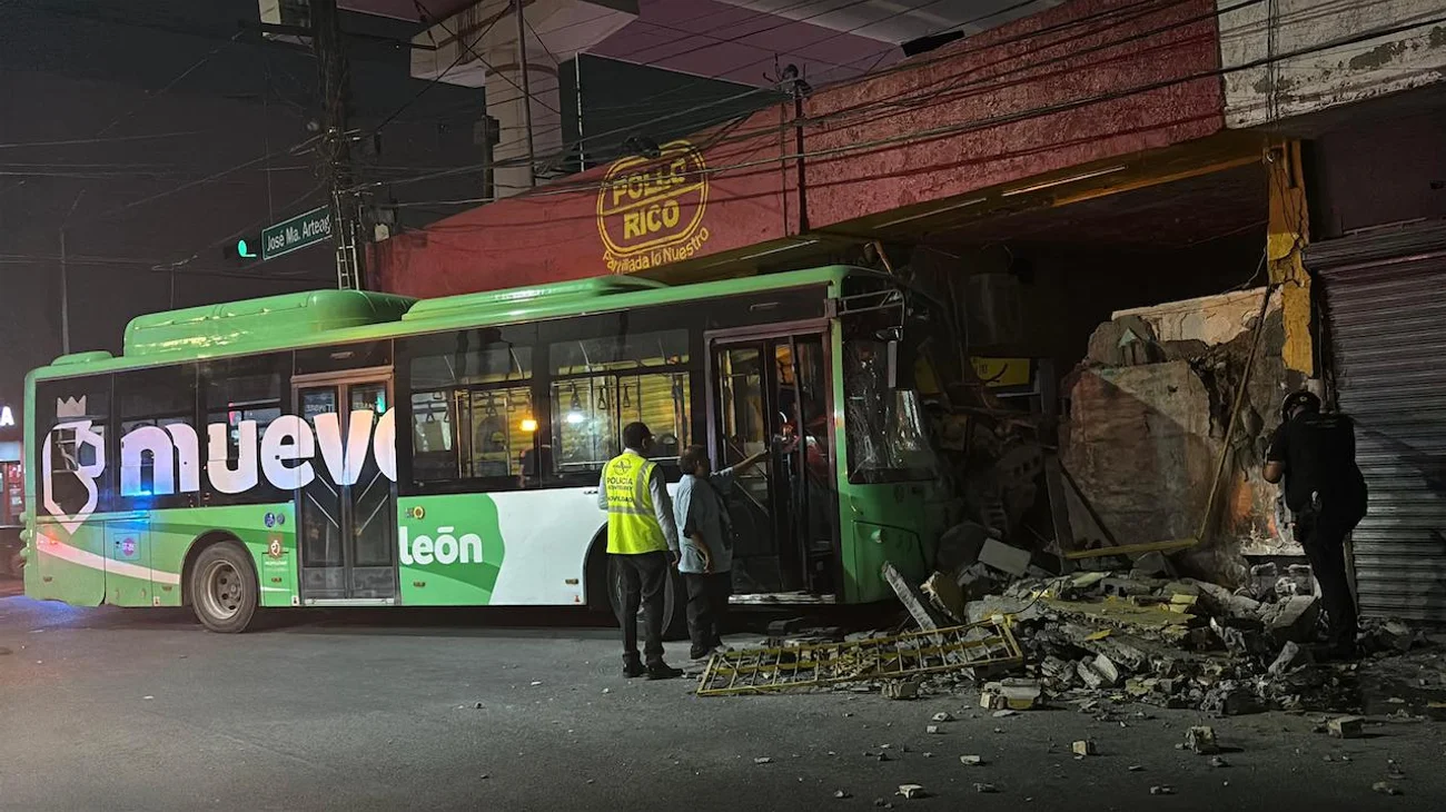 Se estrella camión de ruta 109 contra puesto de pollos