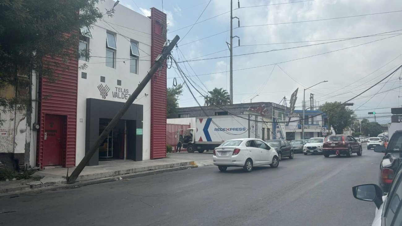 Camión daña poste de cableado en la colonia Terminal