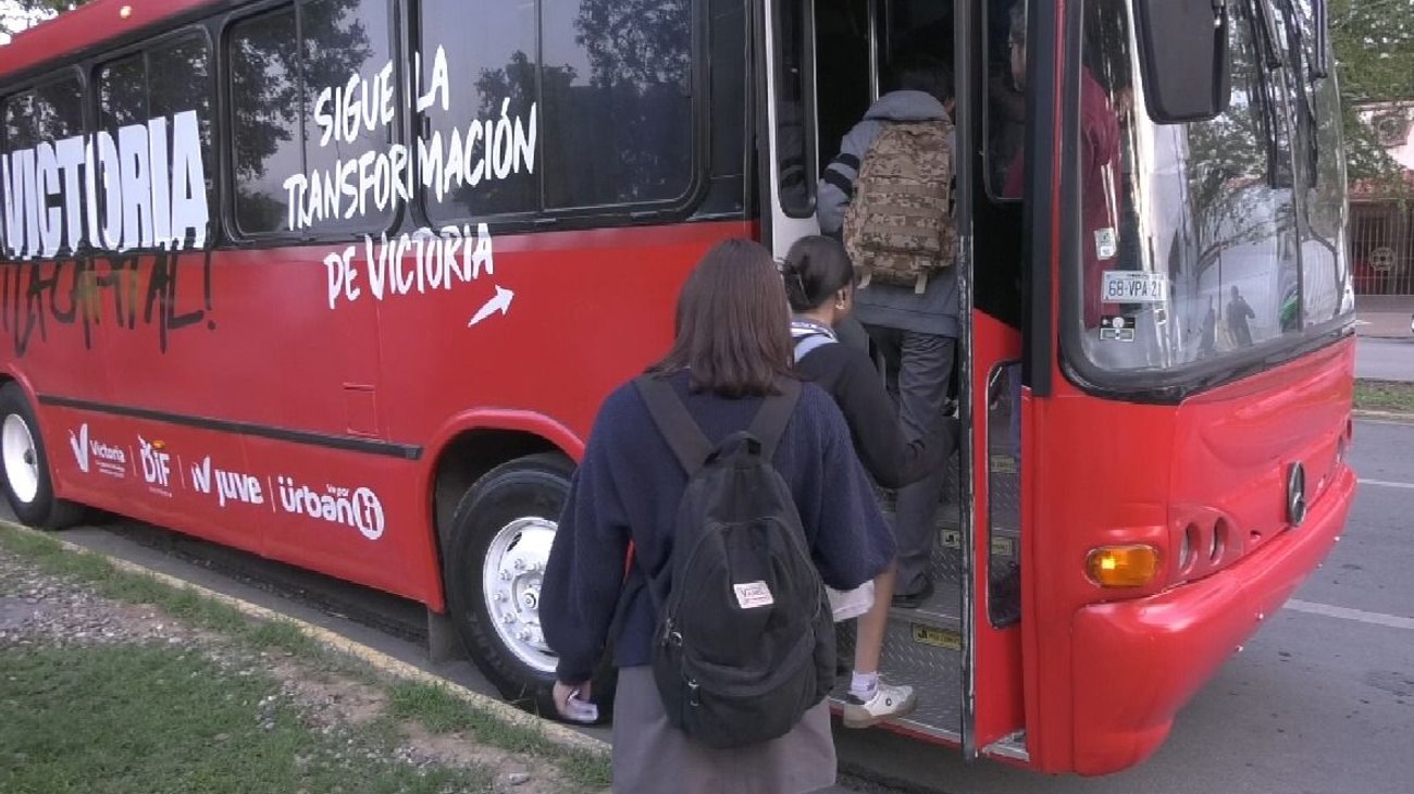 Entrega alcalde apoyos a estudiantes de Victoria para transporte