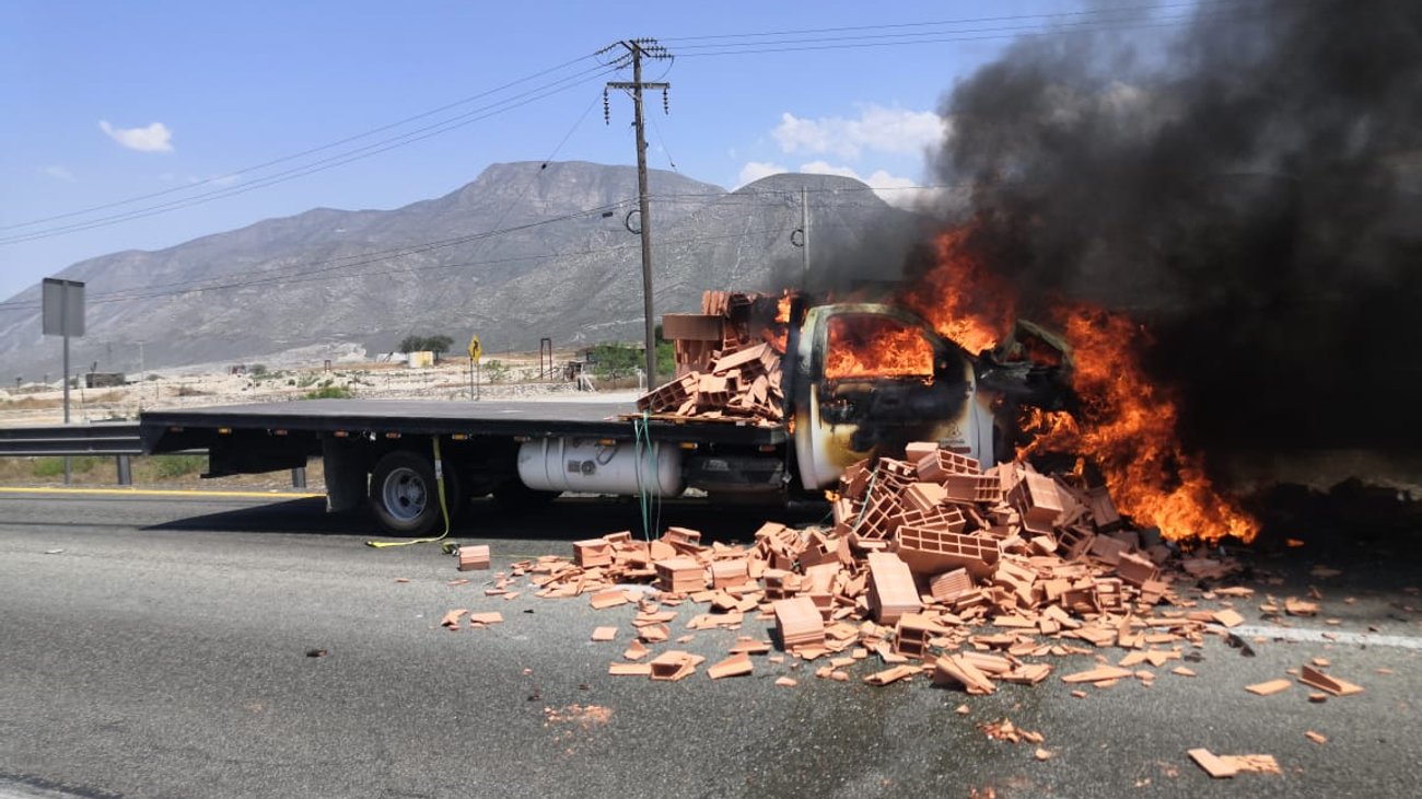 Choca camión cargado con blocks y se incendia