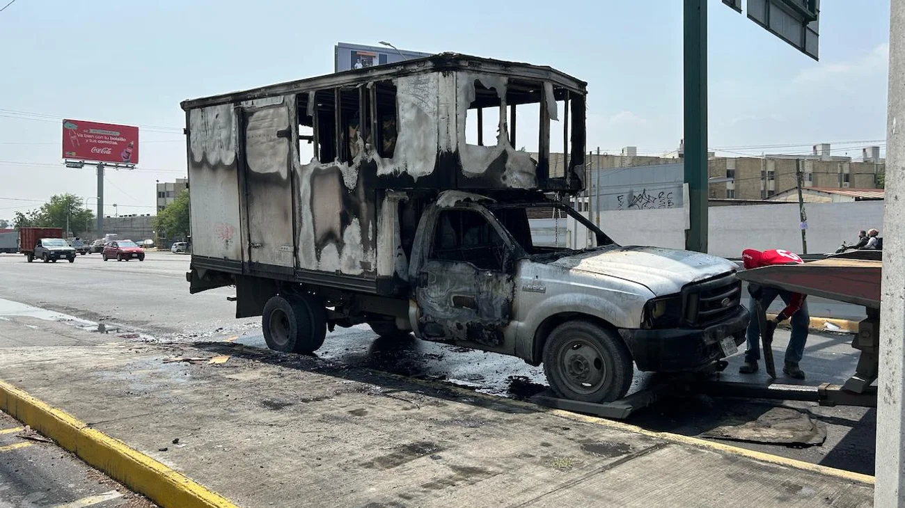Incendio consume vehículo de carga en avenida Revolución