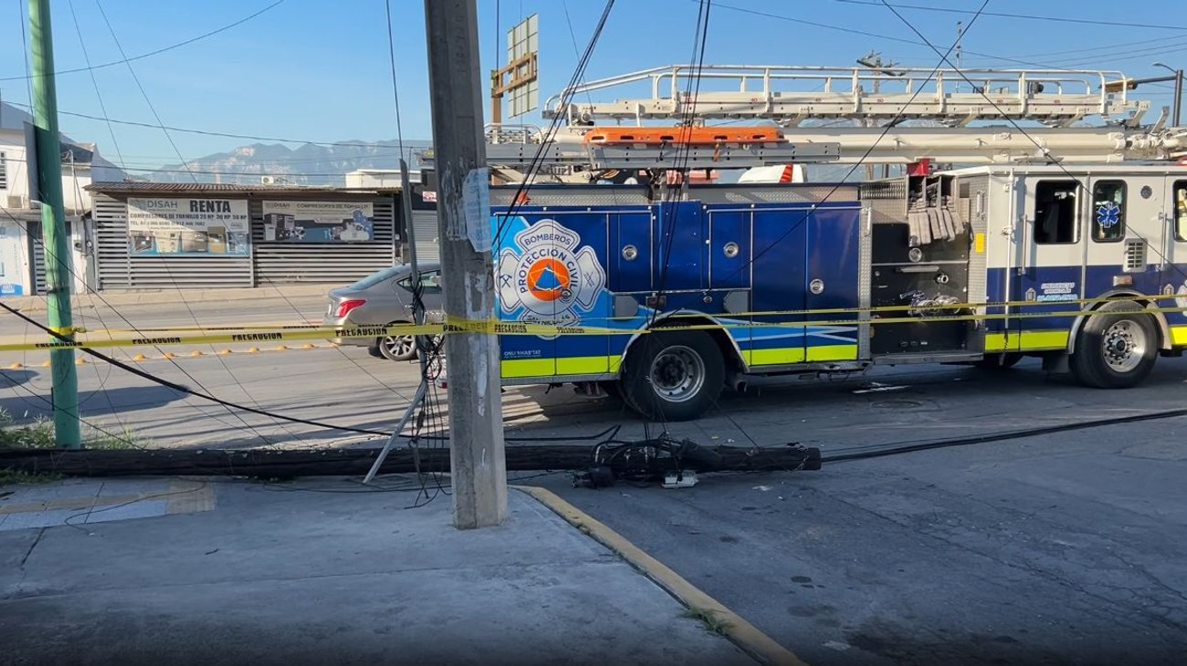 Derriba camión de carga dos postes en San Nicolás