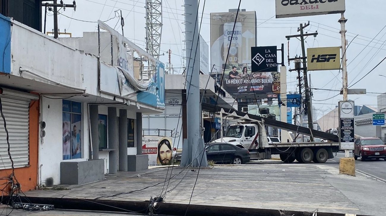 Camión que transportaba vigas de acero derriba poste de luz