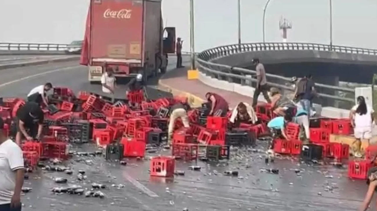 Unidad de refrescos tiró carga y provoca rapiña en Ruiz Cortines