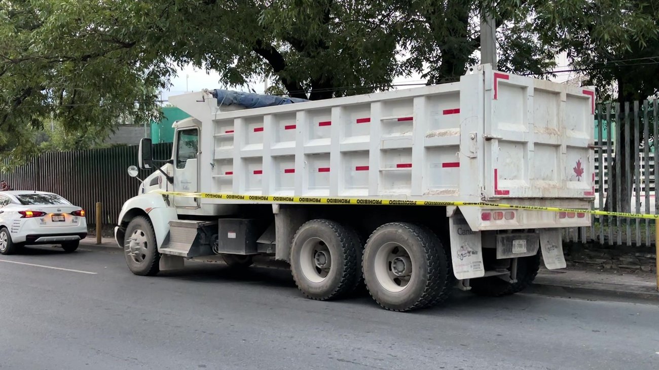 Aseguran camión de volteo con reporte de robo en Monterrey