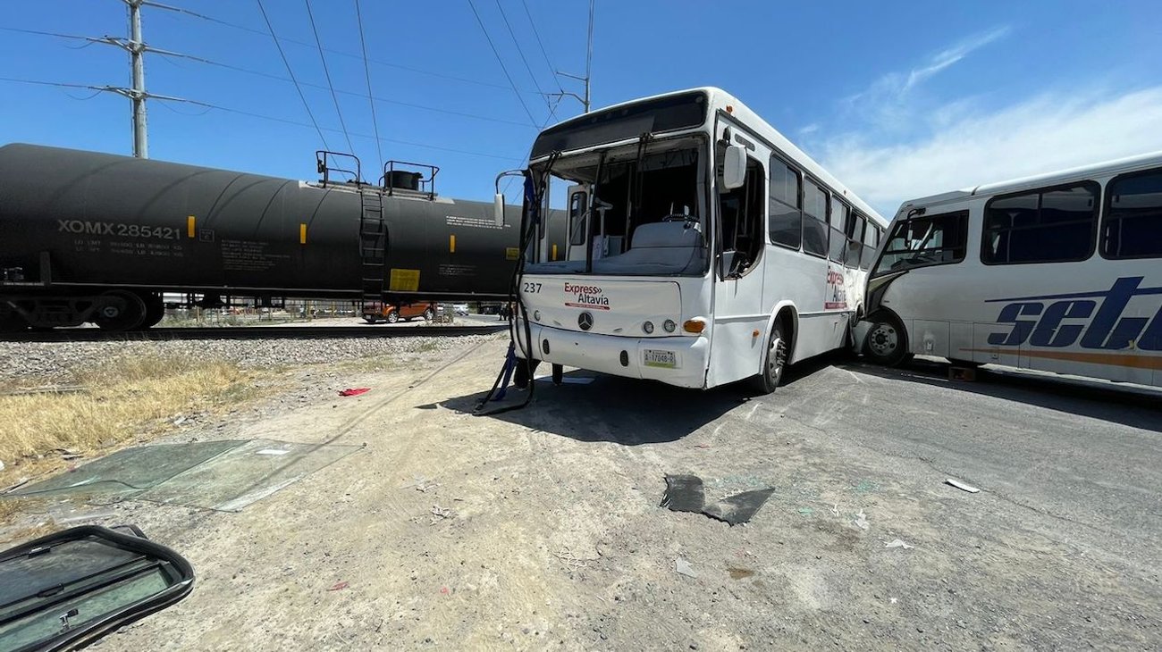 Tren impacta a camión de personal en Escobedo