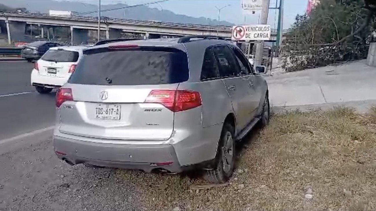 Abandonan camioneta con ventanas destrozadas en Constitución