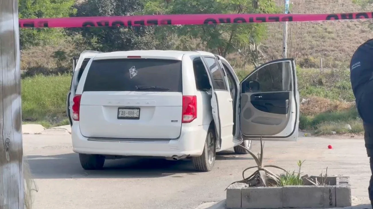 Abandonan camioneta con armas y cartuchos en Juárez