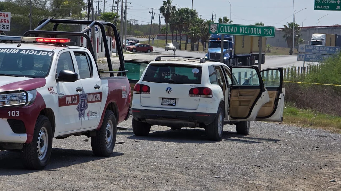 Encuentran camioneta abandonada sobre la Carretera Nacional