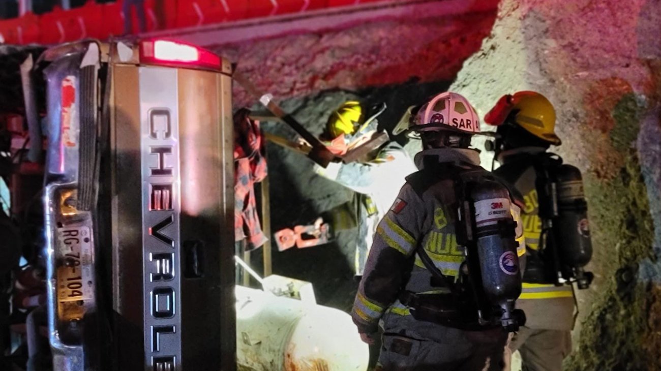 Camioneta cae al río Santa Catarina en Monterrey