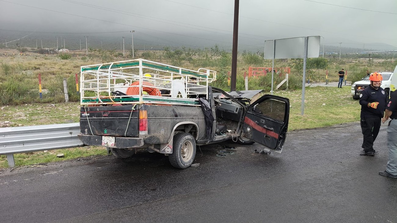 Accidente vial deja dos personas prensadas en Santa Catarina