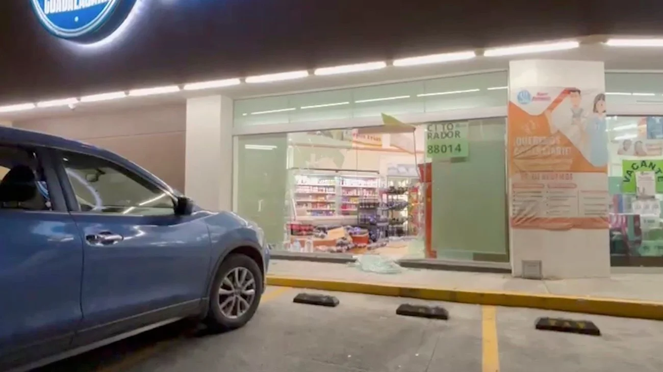 Confunde pedal y estrella camioneta en farmacia de San Nicolás