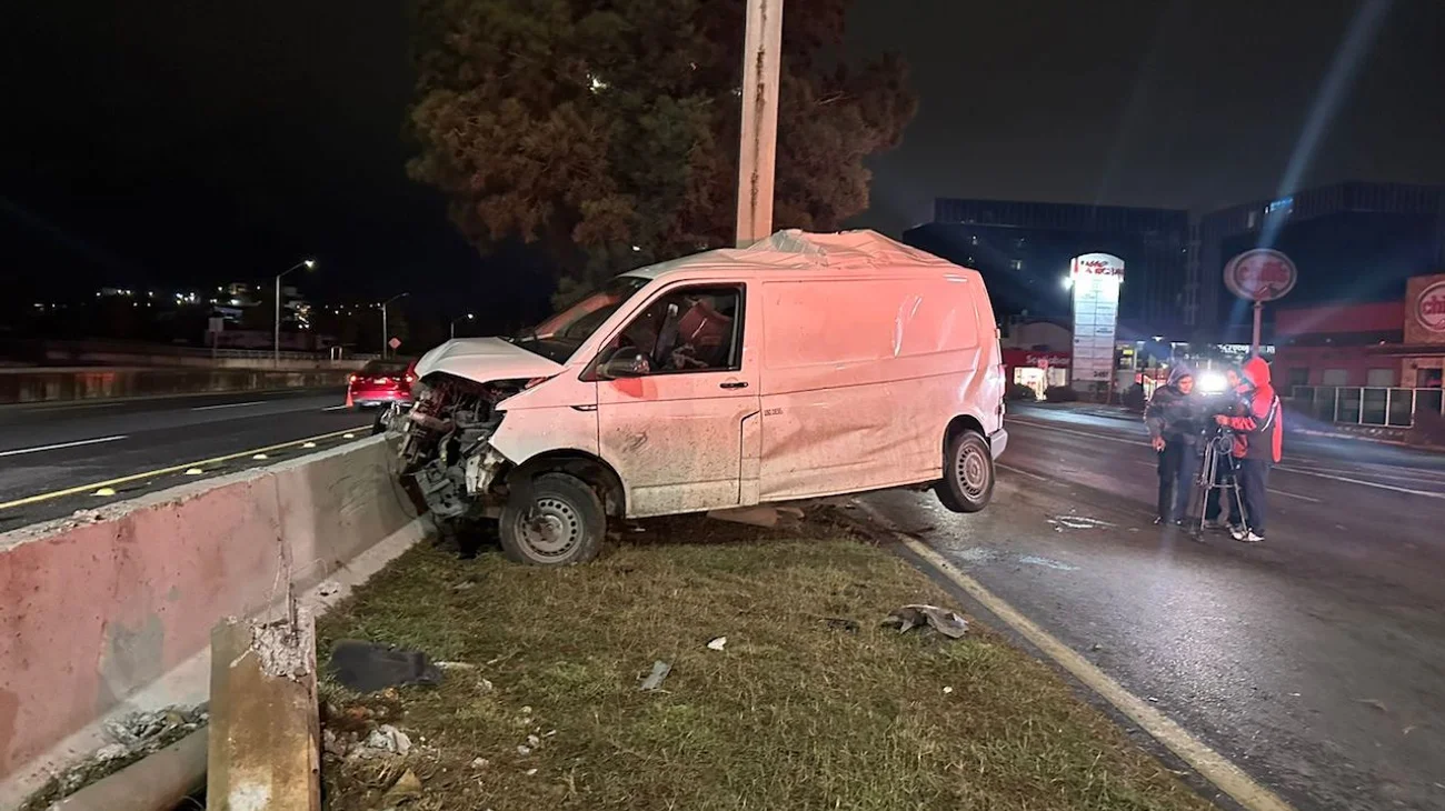 Choca camioneta de funeraria contra árbol al evadir trafitambo