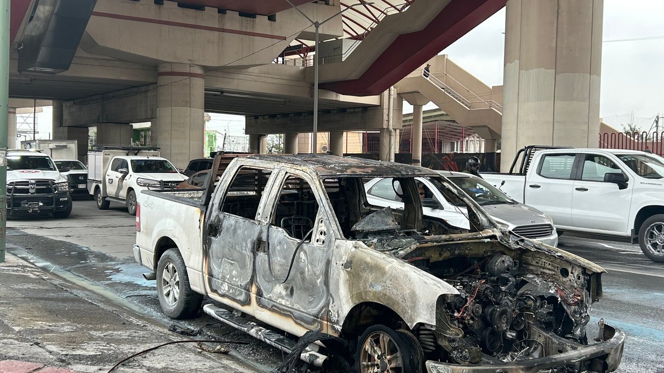 Se incendia camioneta en avenida Félix U. Gómez