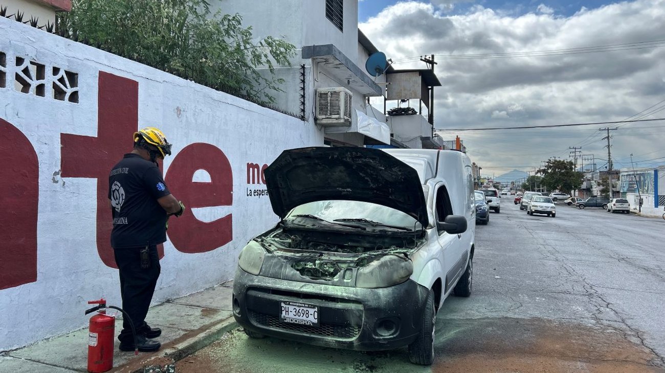 Provoca cortocircuito incendio de camioneta en Santa Catarina