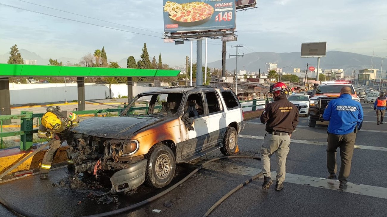 Fuego consume camioneta en avenida Gonzalitos