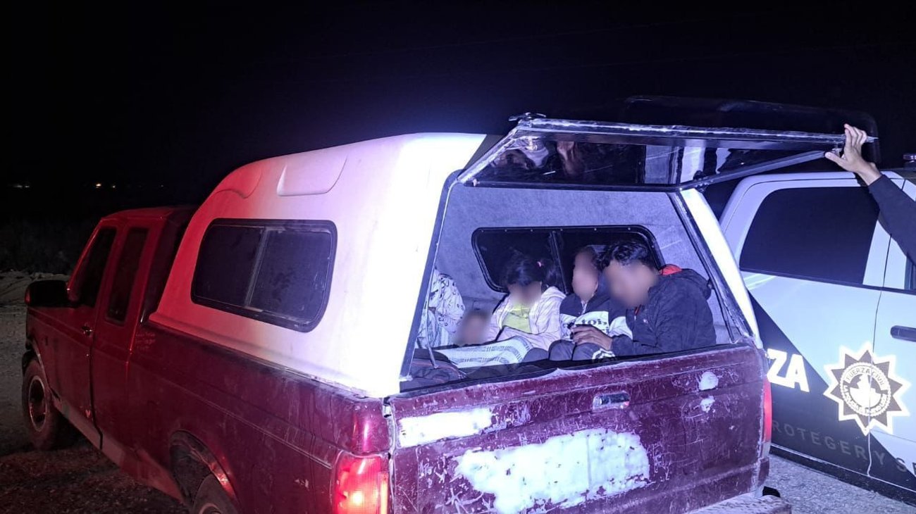 Rescata Fuerza Civil a 17 migrantes que iban en camioneta