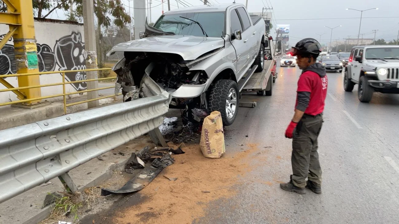Estrella camioneta contra muro de acero en la Carretera Nacional