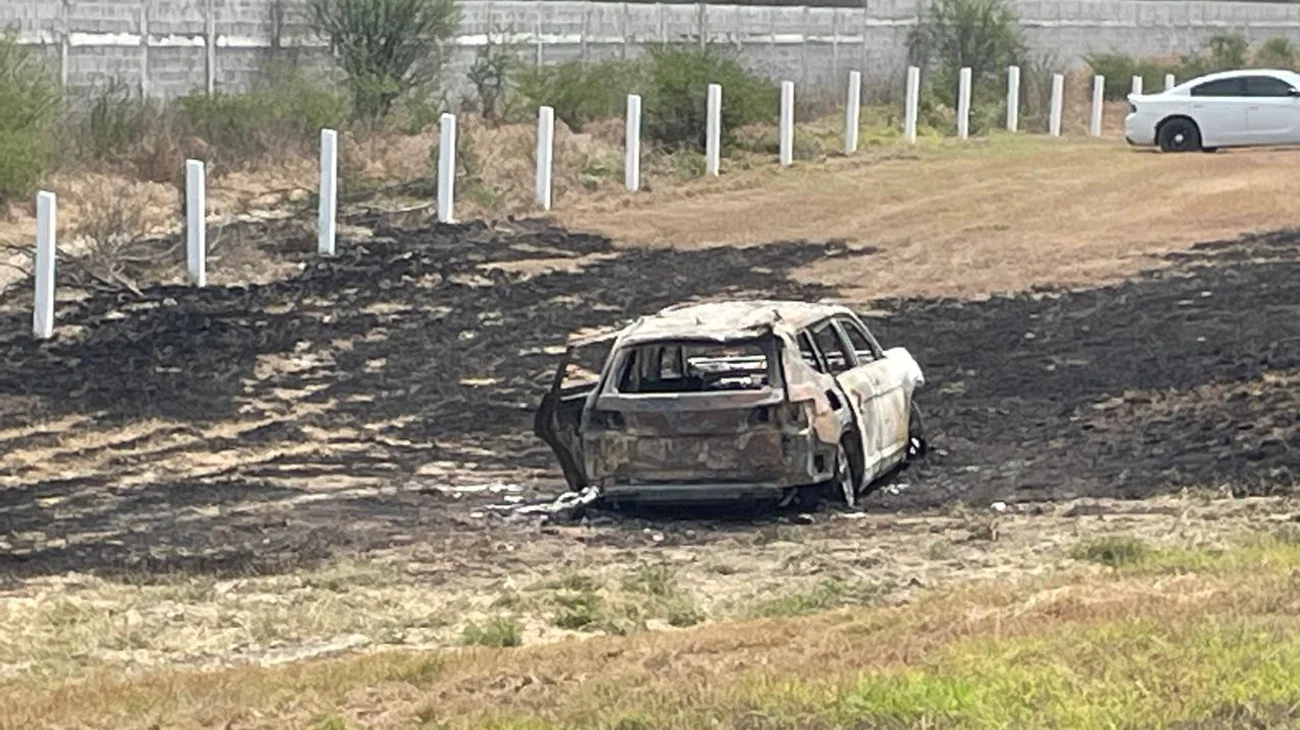 Abandonan y queman camioneta en autopista Monterrey-Cadereyta