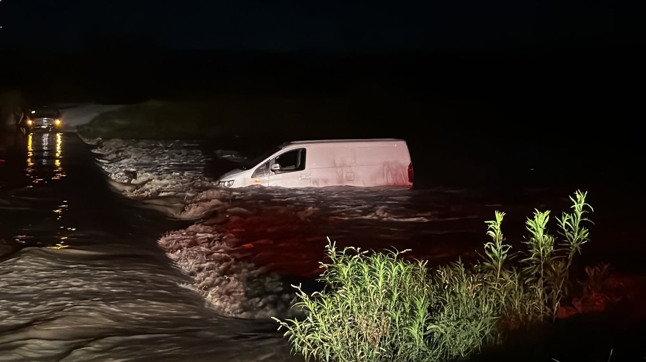 Rescatan a hombre y niños atrapados por la corriente en Cadereyta