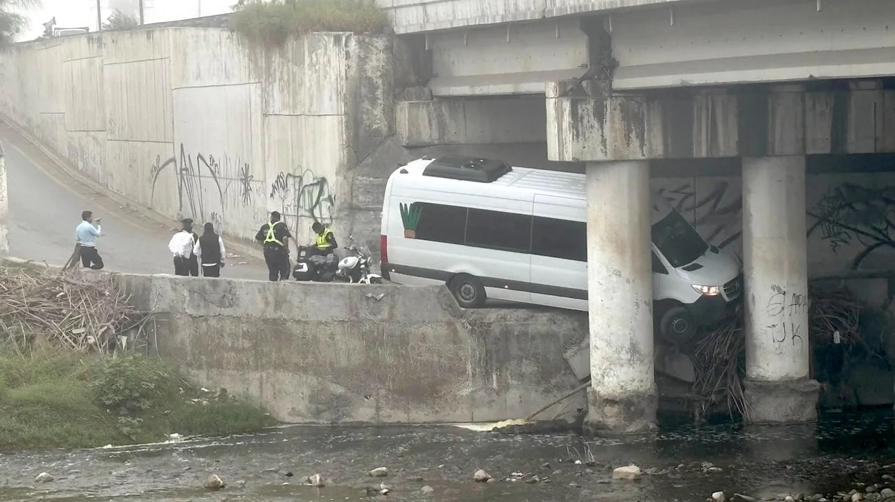 Conductor se queda dormido y casi cae al río Pesquería